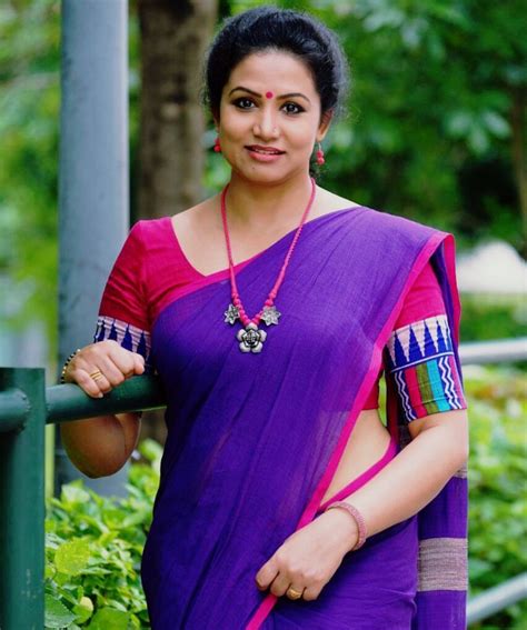 Free Aunty In Saree Photos